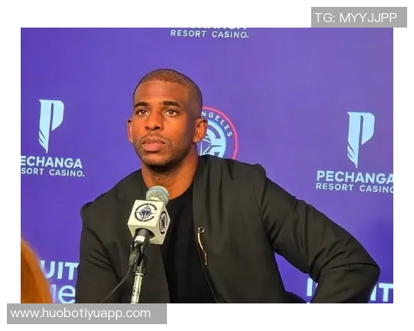 小吧观赛快船对阵鹈鹕主场赠送保罗快船10时期球衣给每位球迷